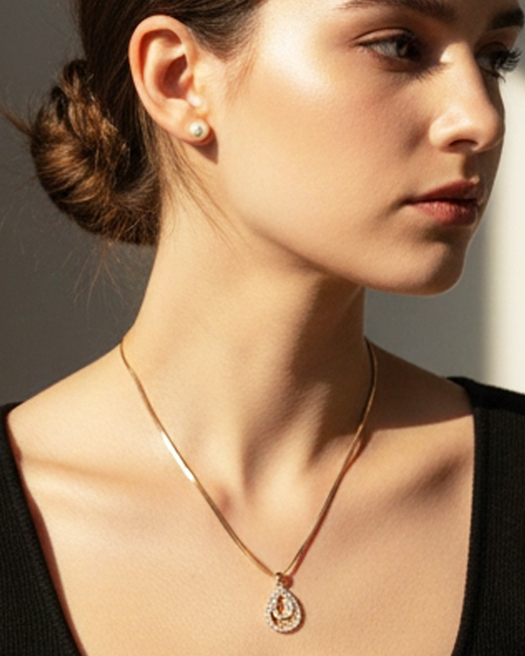 Droplet Pendant with Pearl Earstuds.