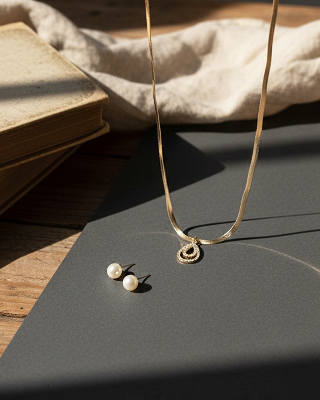 Droplet Pendant with Pearl Earstuds.